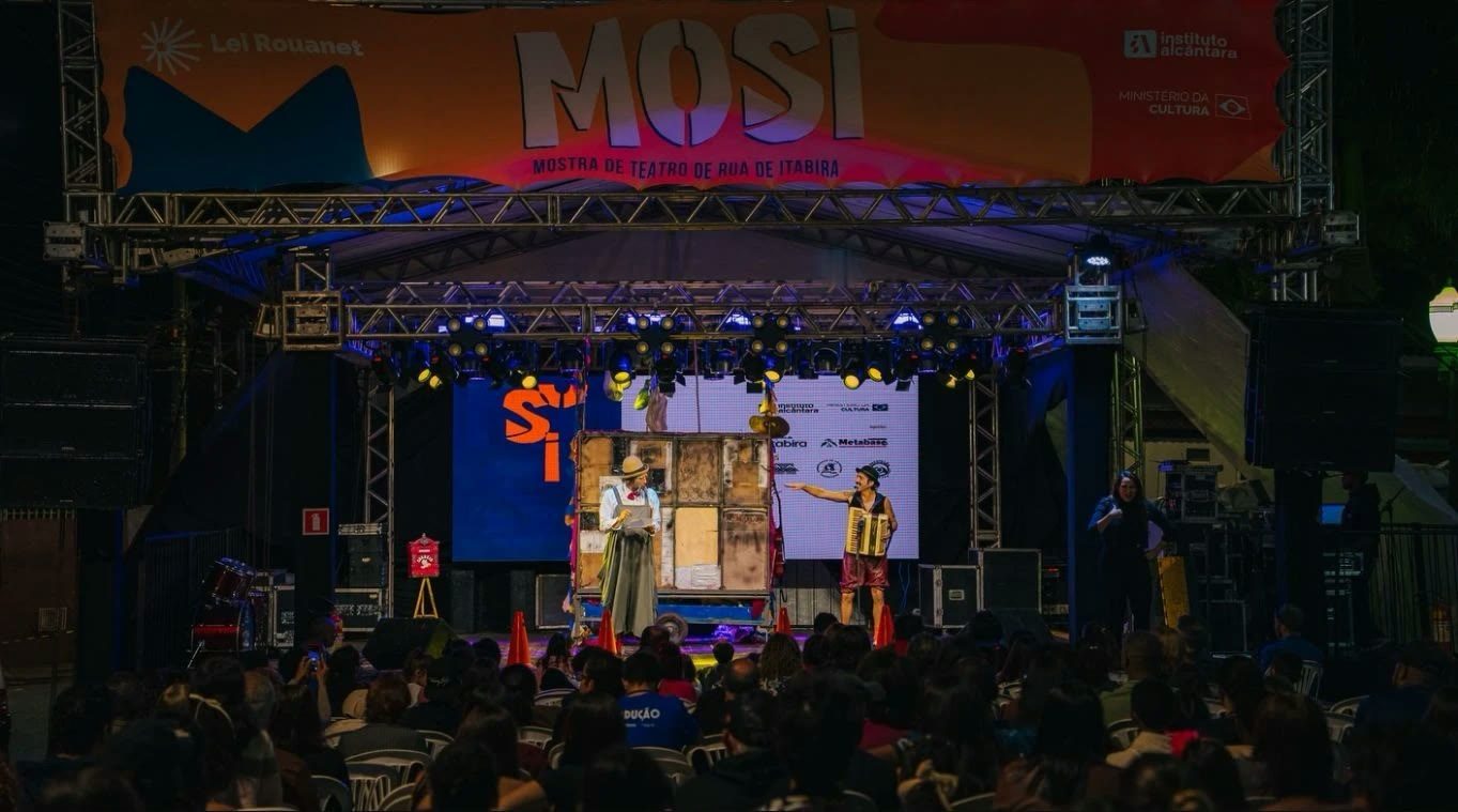Público diante do palco da MOSI, na Praça do Pará