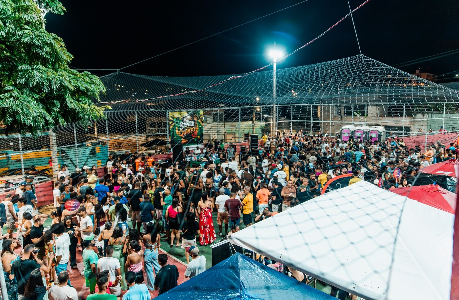 Público na quadra da Praça São Tomé durante o Samba do Quinto